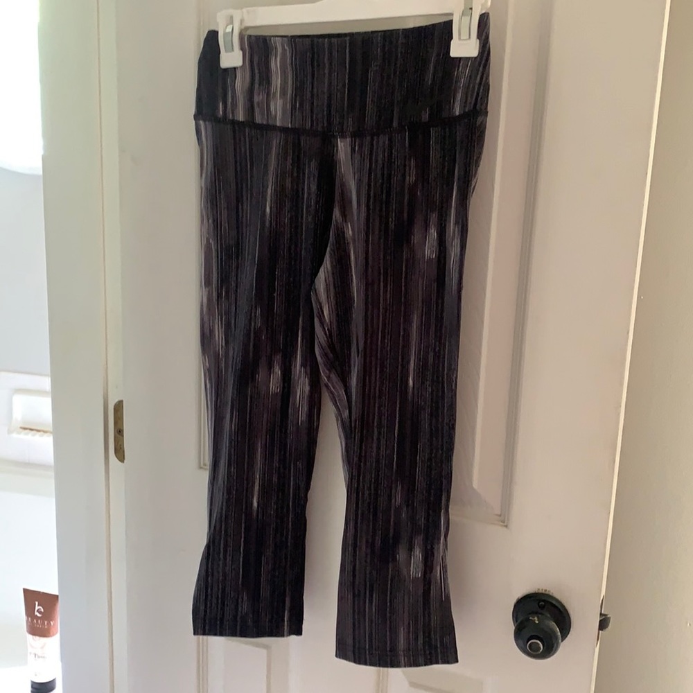 Nike DRI-FIT leggings size small cropped